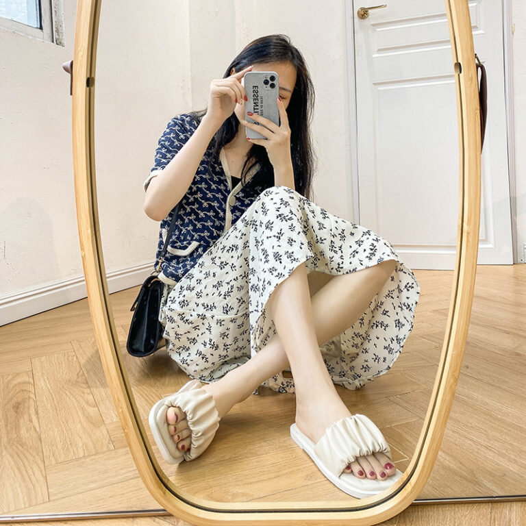 Soft Bottom Comfortable Flat Bottom Fashion Rivet Beach Slippers – Image 4