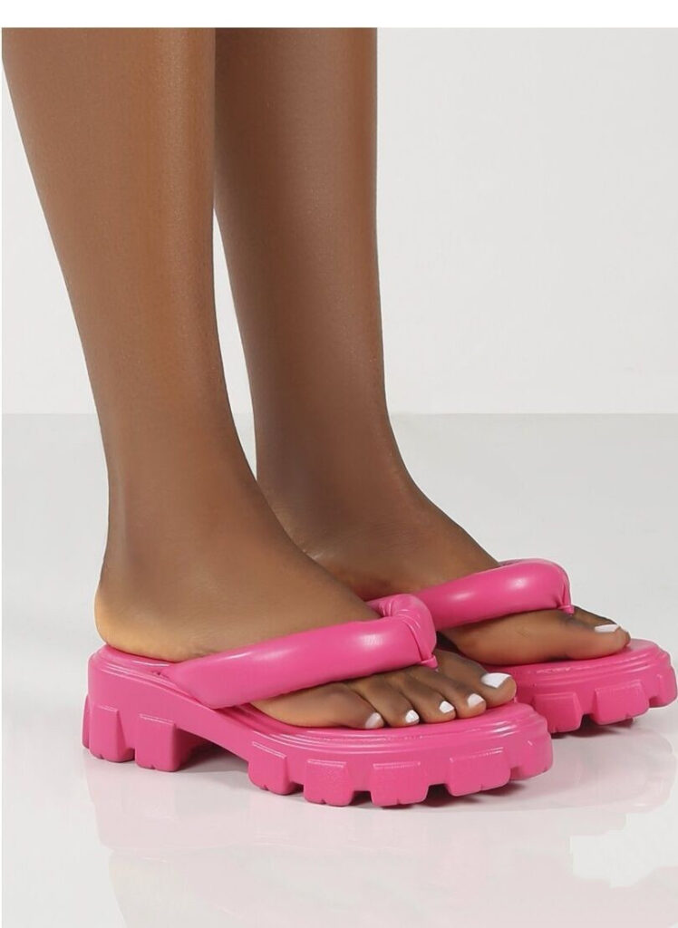 Chaussons à semelles épaisses Les femmes portent des chaussures romaines hautes en été