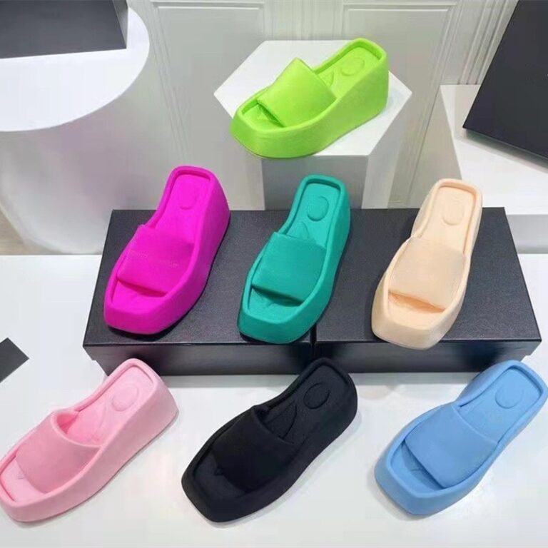 Chaussons carrés à fond éponge de couleur rouge