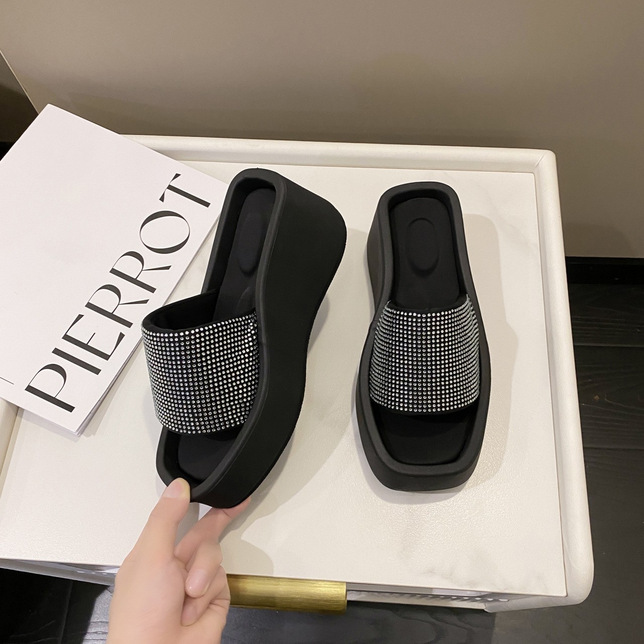 Square Colored Sponge Bottom Net Red Slippers - Image 9