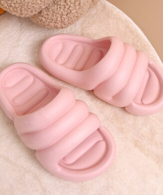 Pantoufles à semelles épaisses antidérapantes pour femmes dans la salle de bain