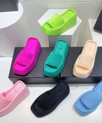 Chaussons carrés à fond éponge de couleur rouge